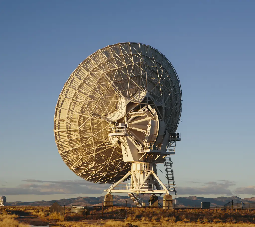 Satellite communication antenna